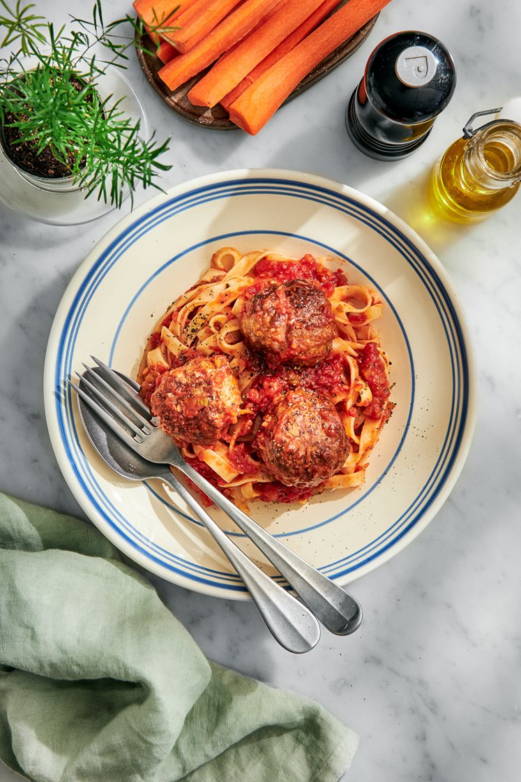 Mozzarellafyllda köttbullar i tomatsås med tagliatelle