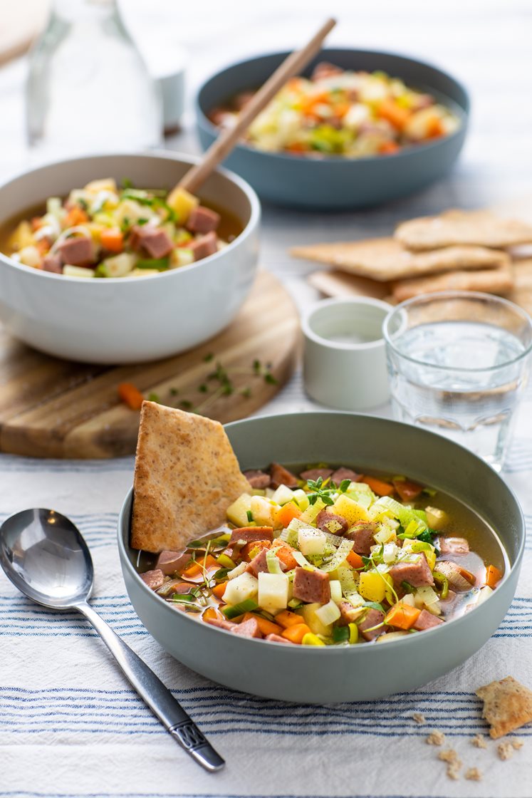 Grønnsakssuppe med rotgrønnsaker og magre kjøttpølser