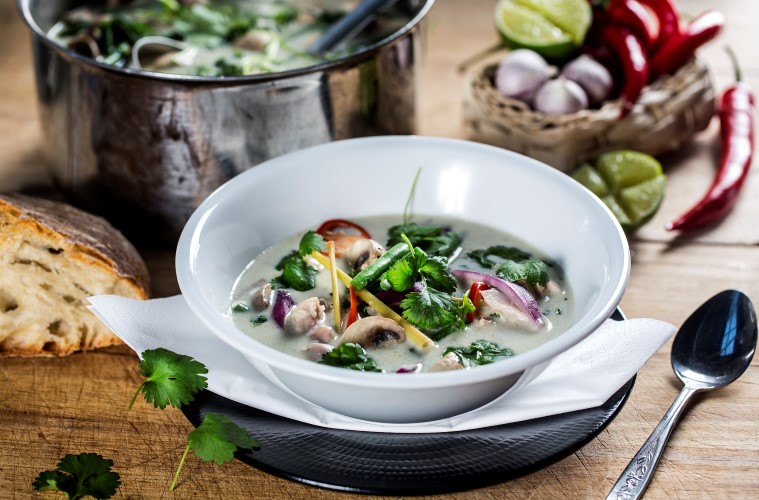 Tom Kha Gai: Thailandsk kokosmelksuppe med kylling 