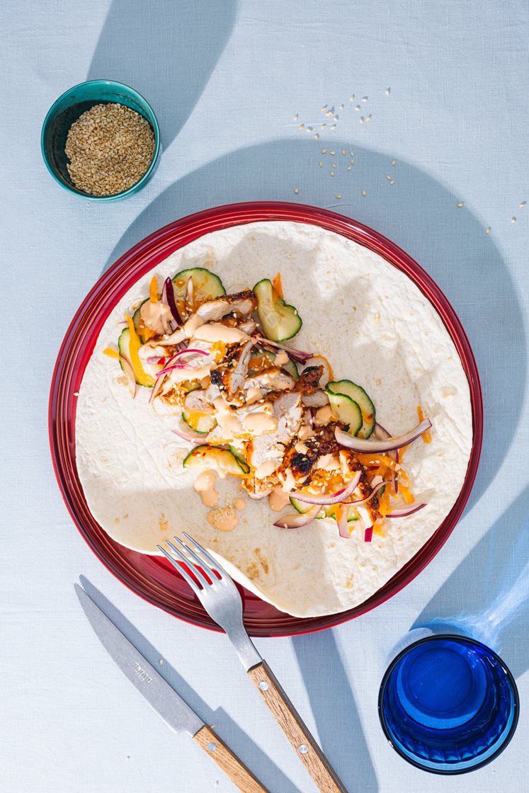 Koreansk inspirert bbq-kylling i tortillalefser, med umamidressing og spicy salat