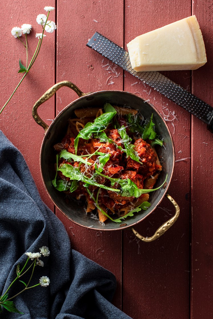 Tomatisert pølsegryte med fullkornspasta og ruccola