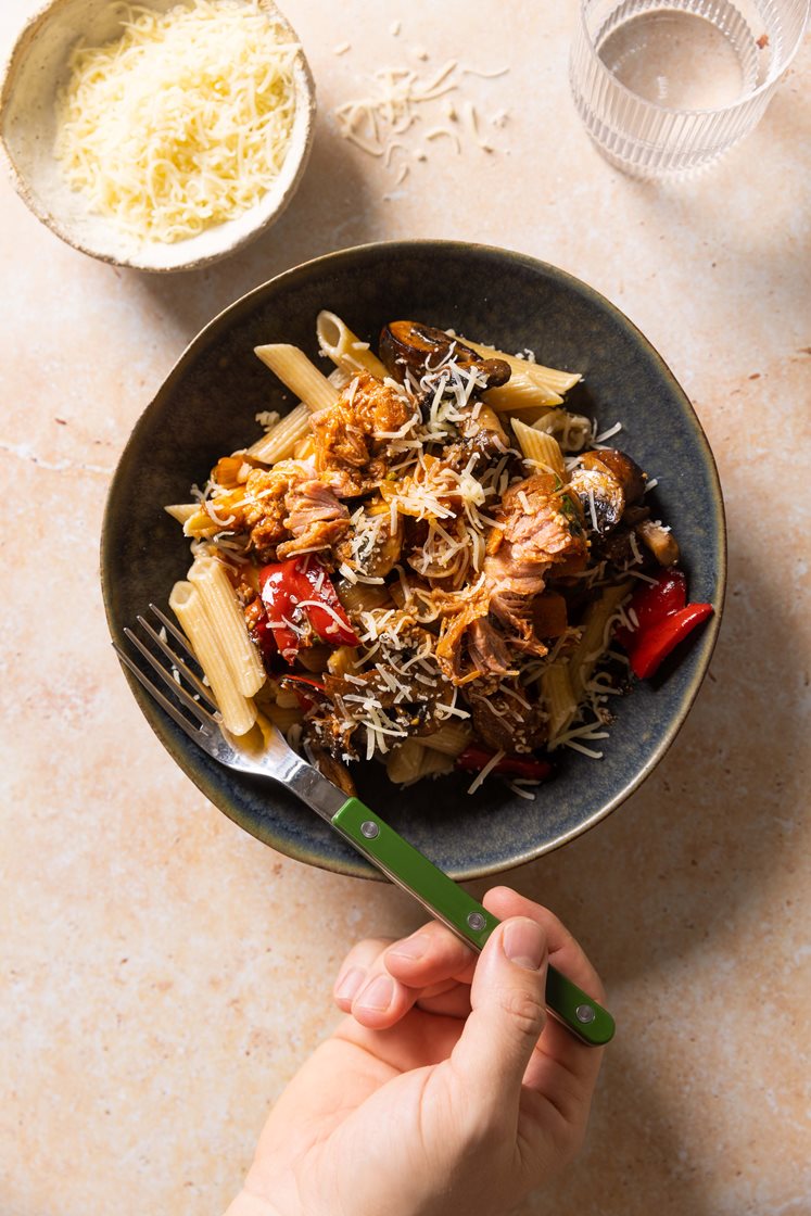 Ragu på svinekjaker med spinat med stekt paprika og sopp, fullkornspasta og Grana Padano