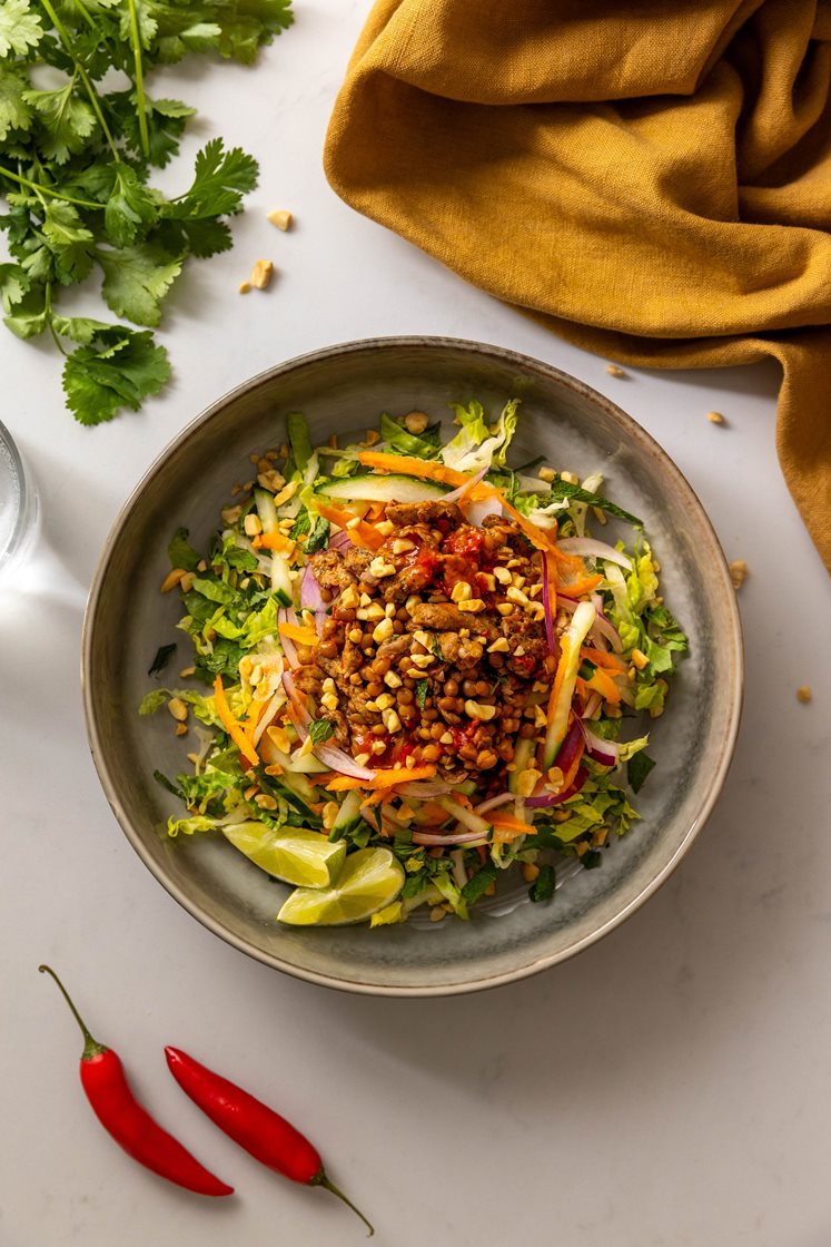 Vietnamesisk biffsalat med syrlige grønnsaker, linser, mynte og peanøtter 