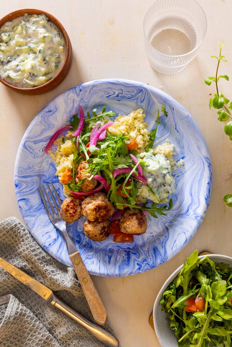 Salsicciaboller med couscous, tomatsalat og tzatziki