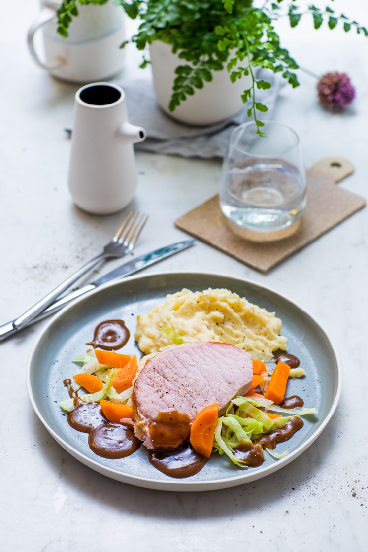 Røkt kamstek med smørkokte grønnsaker, mandelpotetmos og brun saus