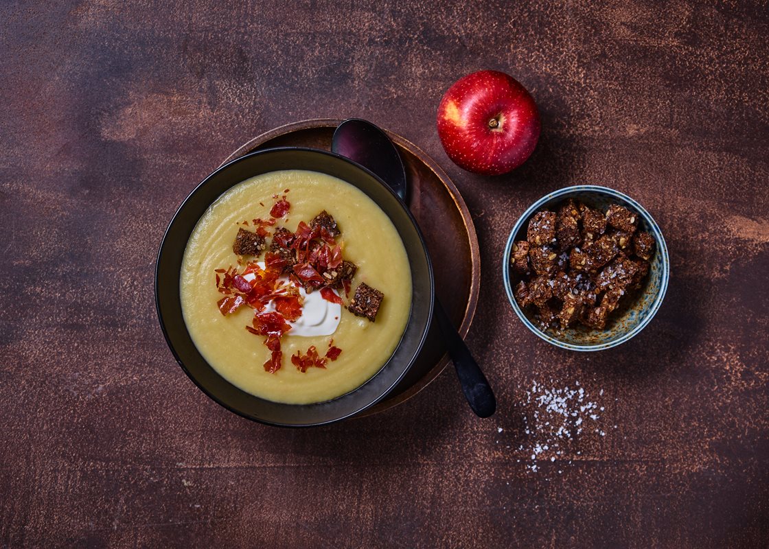 Kartoffelporresuppe med æble, lufttørret skinke og rugbrødscroutoner