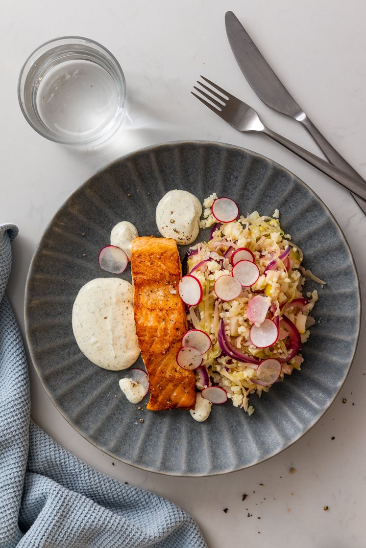 Pannestekt laksefilet med couscous, spisskål, eple, reddiker og yoghurt