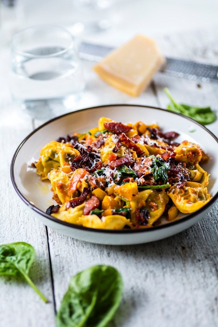 Tortellini og ravioli med chorizo, stekte grønnsaker og paprikapesto