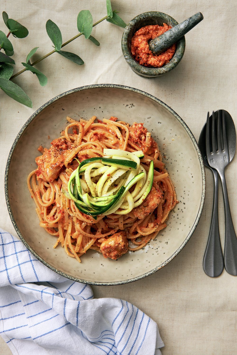 Kycklingpasta med soltorkad tomat- och hasselnötspesto