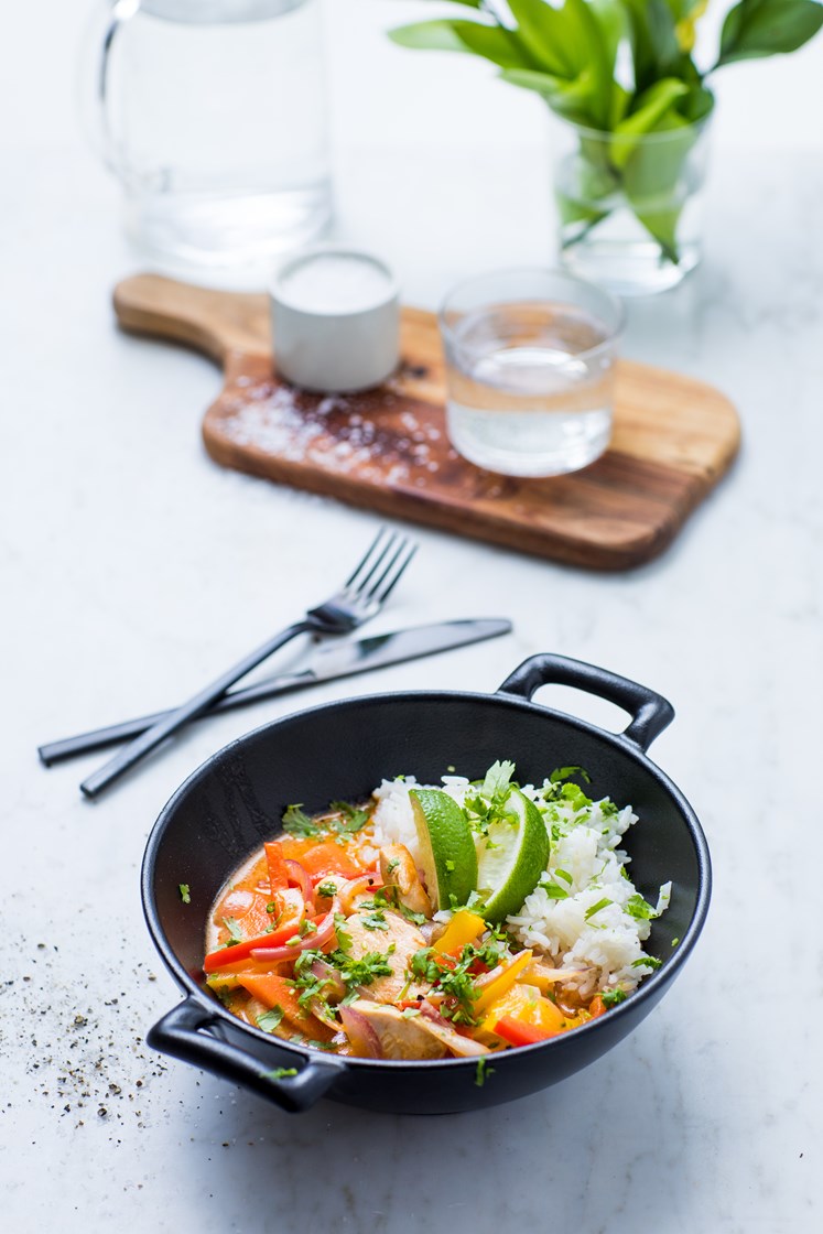 Rød thailandsk curry med kylling, paprika og jasminris