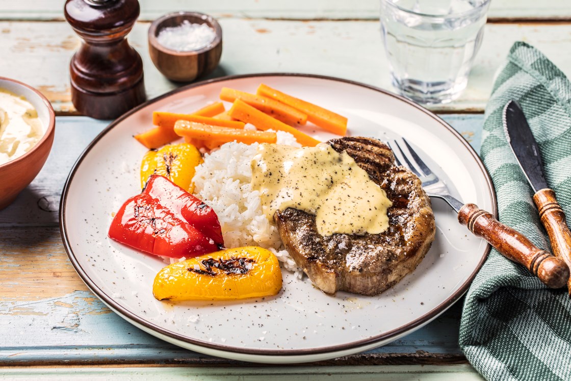Grillet svinenakke med grønnsaker og béarnaise