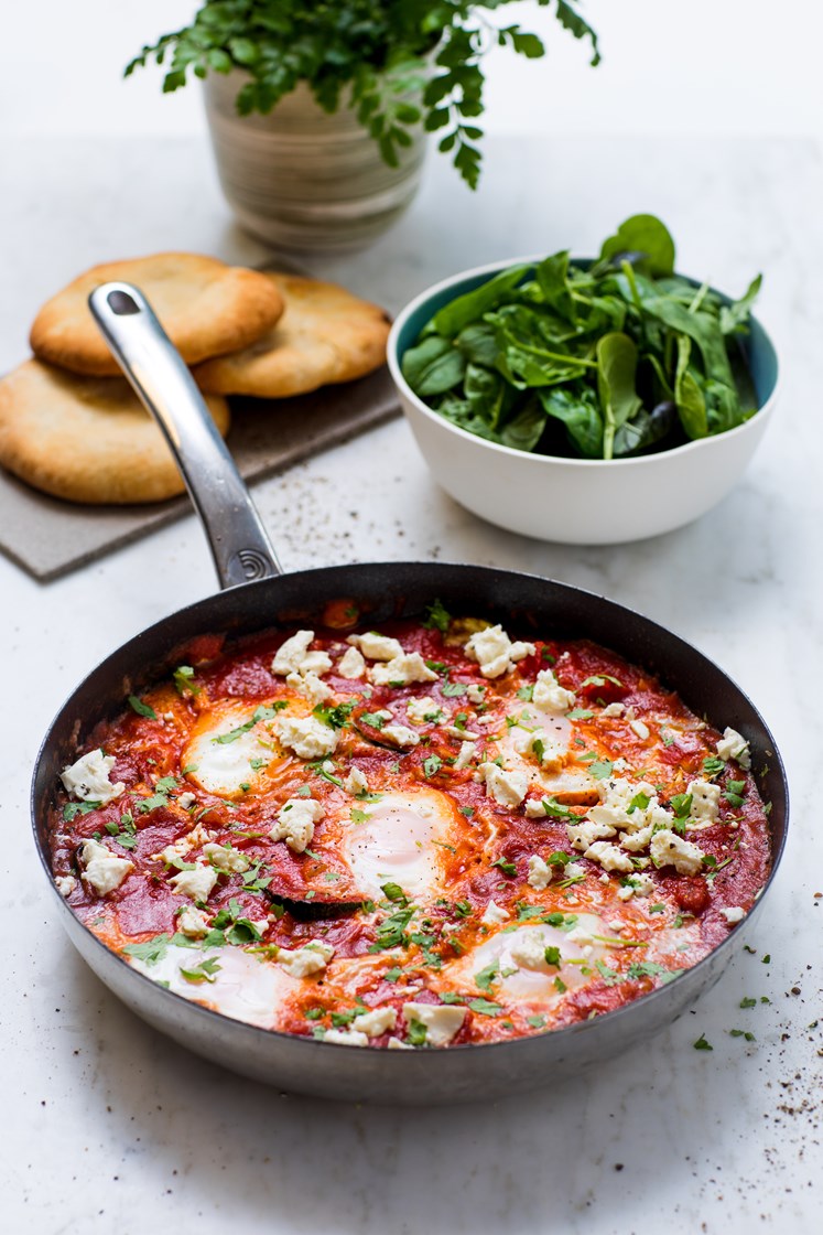 Shakshouka: Egg i tunisisk tomatsaus servert med multibrød, koriander og fetaost