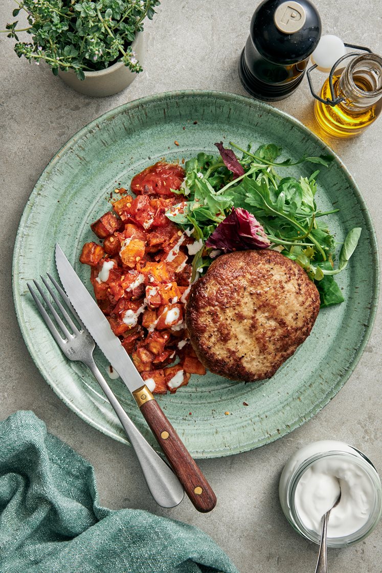 Örtkryddade kalkonfärsbiffar med patatas bravas, vitlökssås och mixsallad