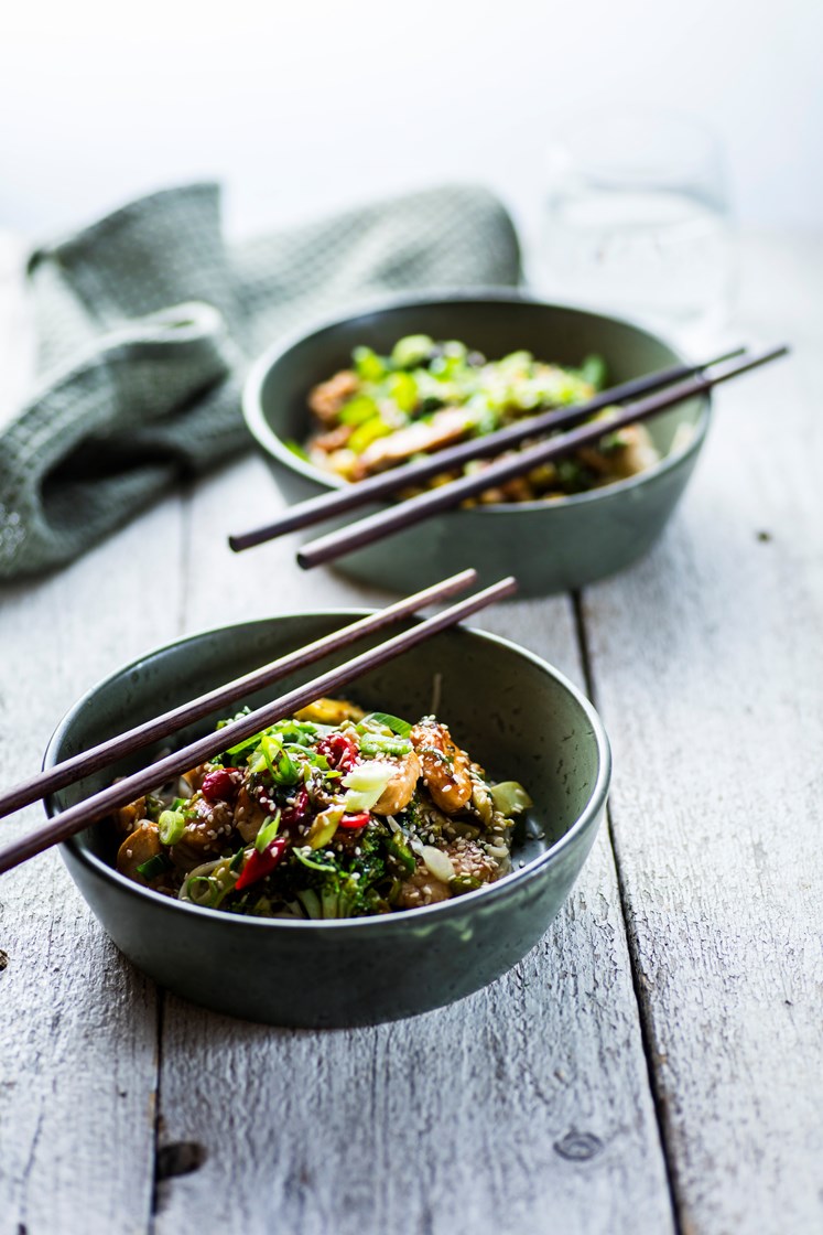 Stekt svinekam og brokkoli med vårløk, sesamfrø og lime servert med eggnudler