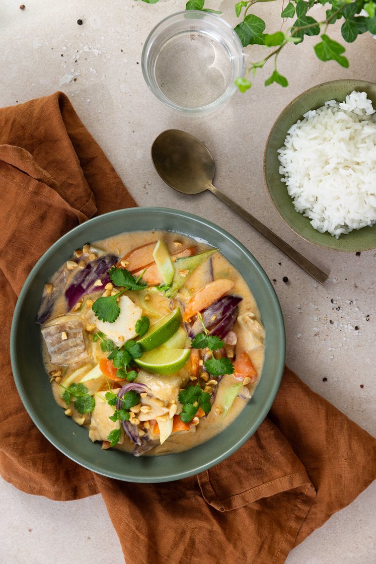 Rød currygryte med soyamarinert sei, pak choy, koriander og peanøtter