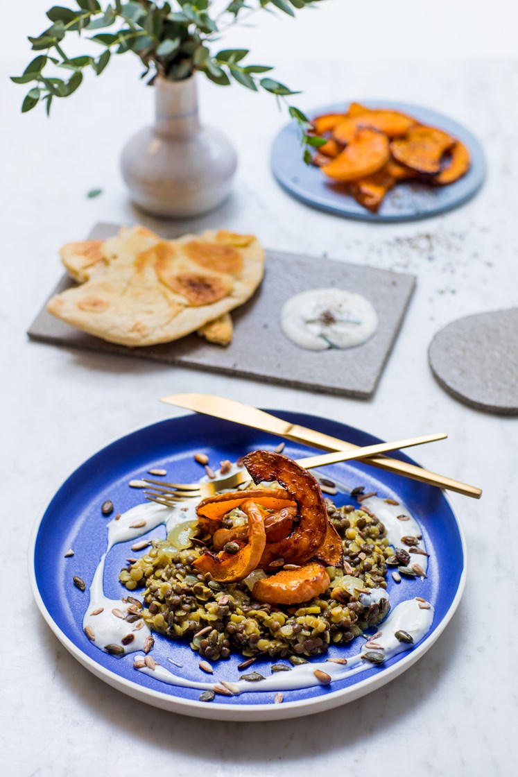 Gul linsedhal med ovnsbakt flaskegresskar, eple, raita og nanbrød