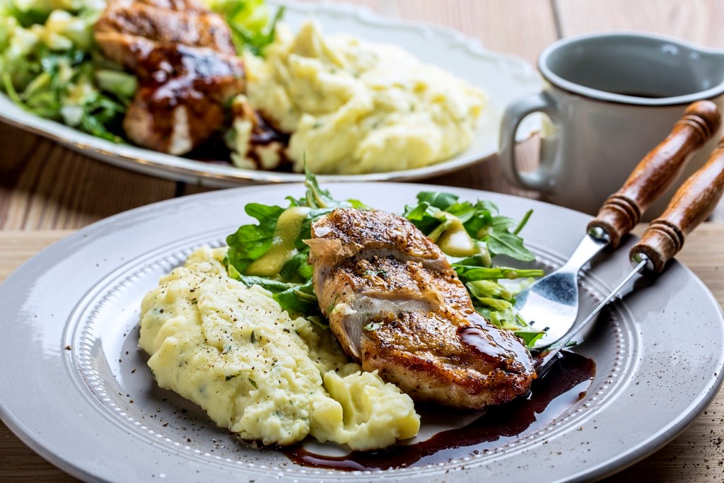 Kyllingfilet med potetmos, ruccolasalat og rødvinssaus