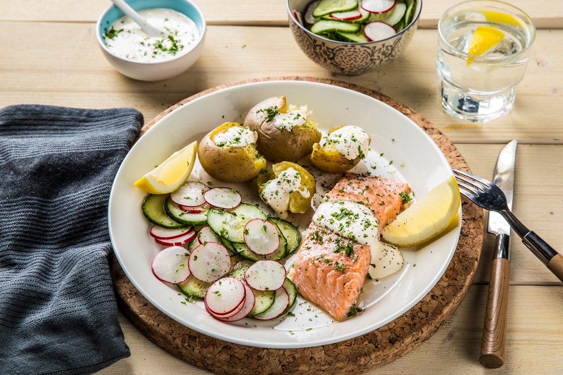 Laks med agurksalat, poteter og urtedressing
