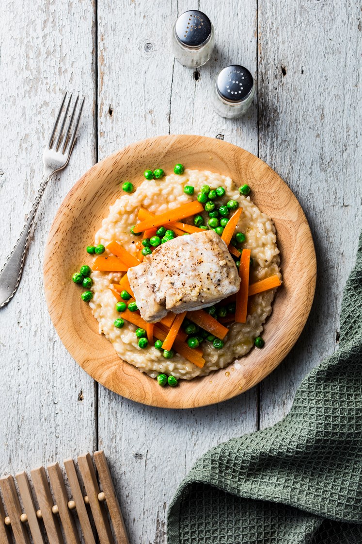 Ovnsbakt lange med risotto, gulrøtter, erter og grana padano