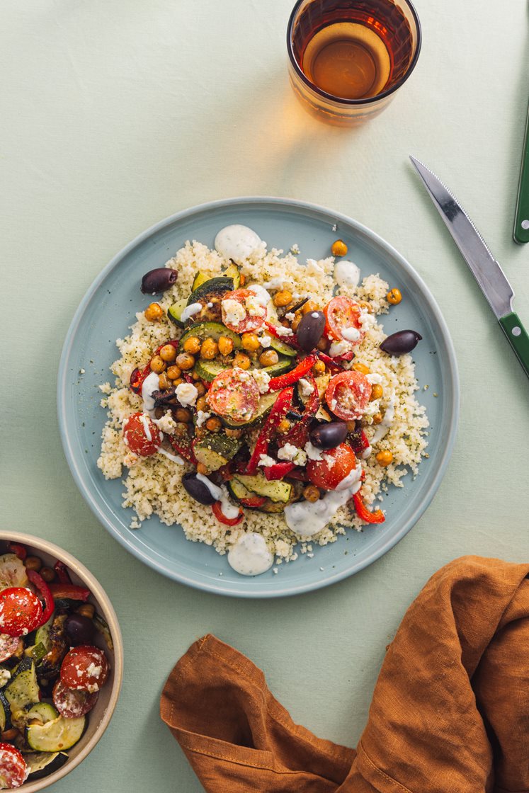 Marokkansk bowl med bakte grønnsaker, couscous, krydret yoghurt og tomatsalat med fetaost