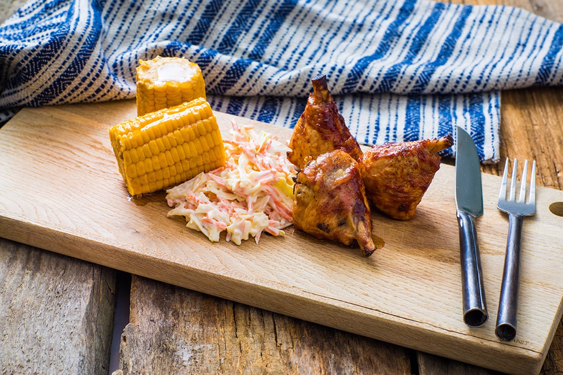 BBQ-marinerte kyllingklubber med coleslaw