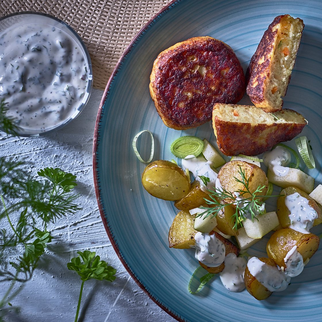 Hurtige fiskefrikadeller og bagt kartoffelsalat med porre og pære