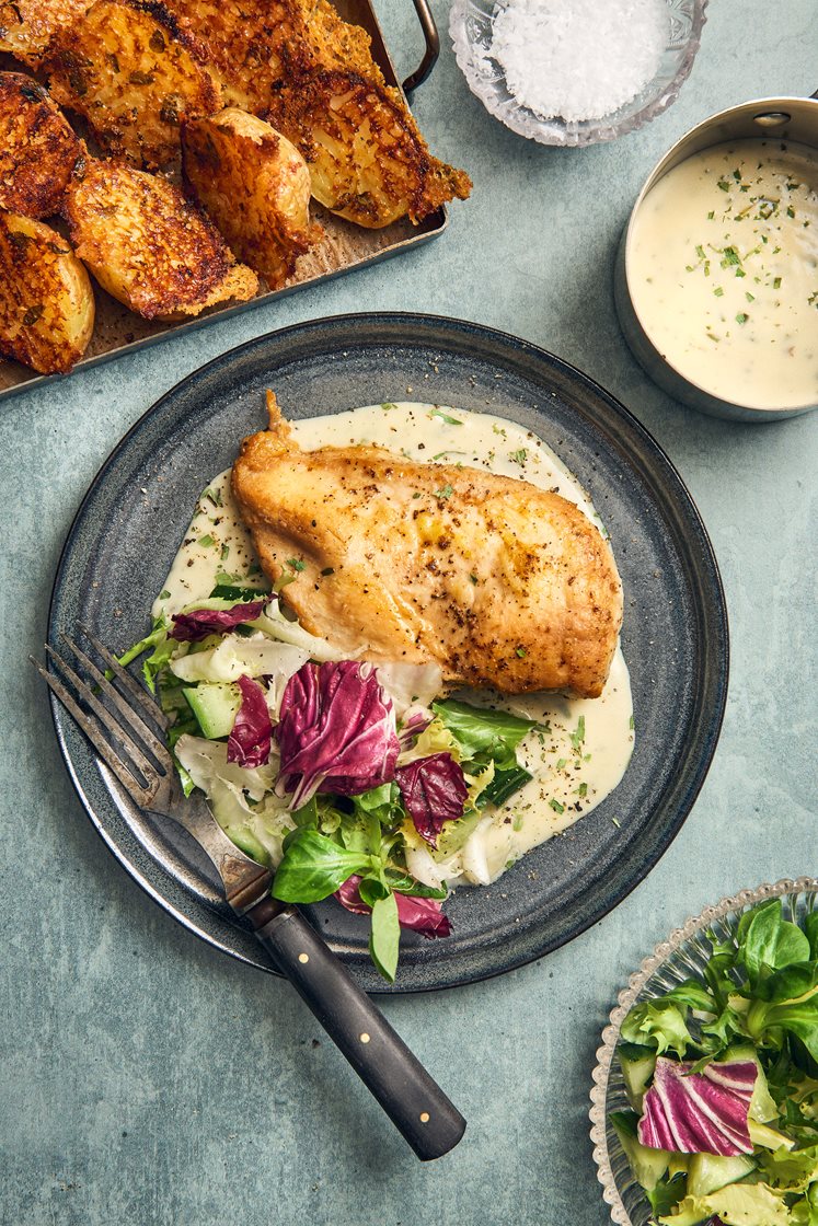 Stekt kycklingfilé med parmesanrostad potatis och dragonsås