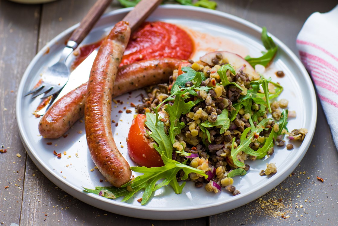 Grillet kyllingpølse med urter, fresh linsesalat og hjemmelaget karriketsjup