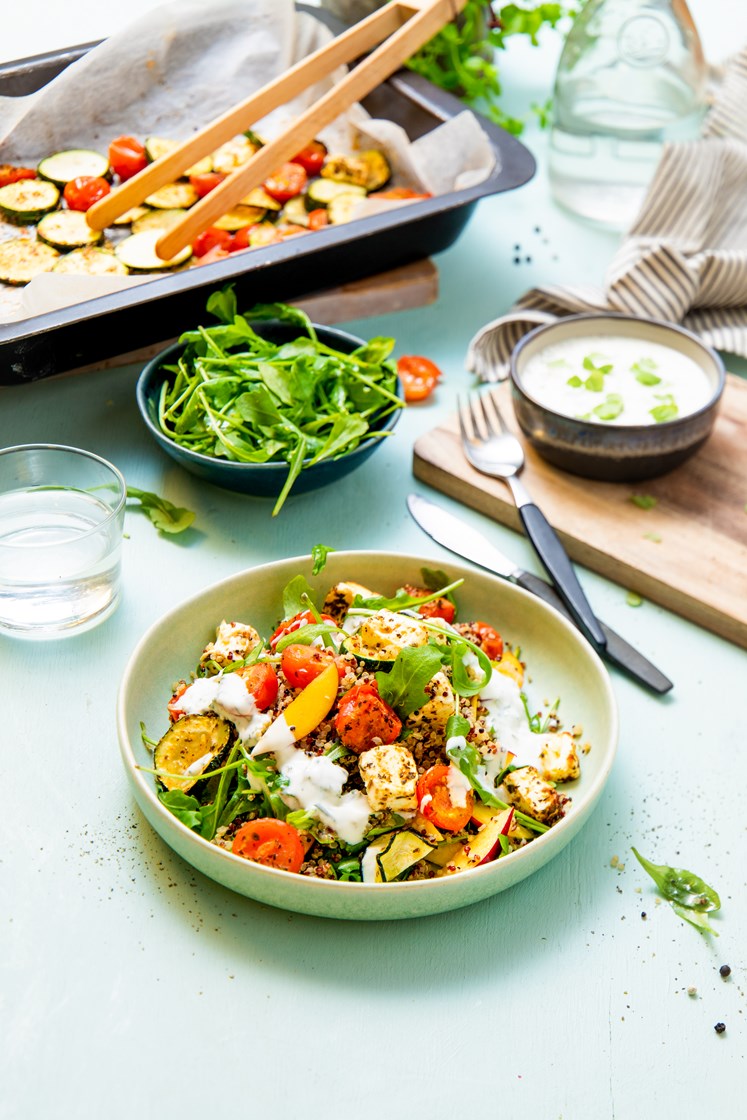 Quinoasalat med lun fetaost, cherrytomater og mynteyoghurt