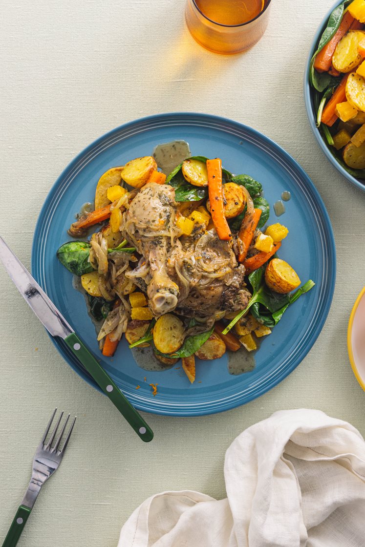 Konfiterte kyllinglår med myk løk, spinat og ovnsbakte rotgrønnsaker med appelsin