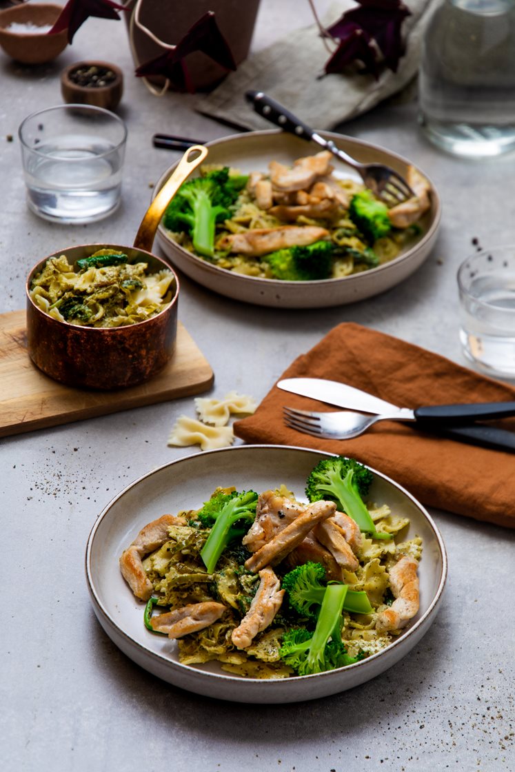 Kylling med pasta farfalle og grønn pesto 