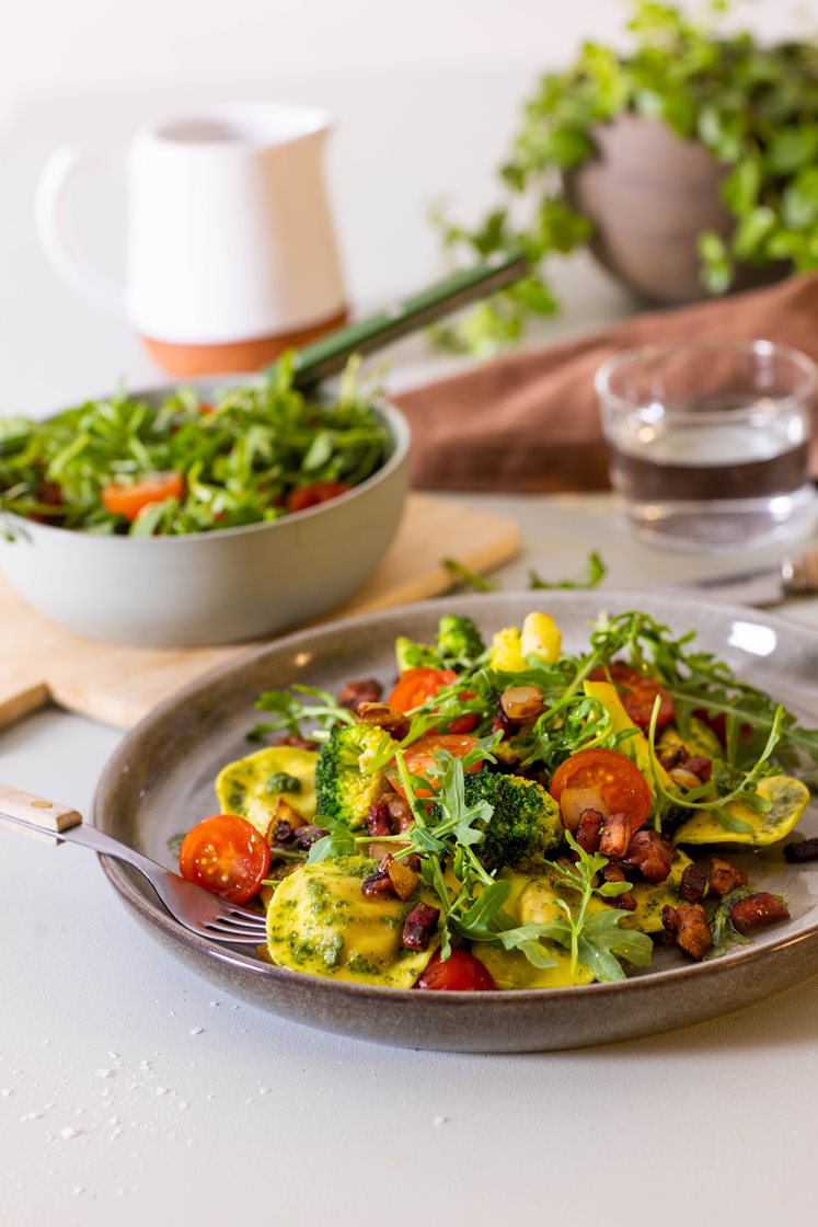 Ravioli med fire oster i basilikumpesto, bacon, brokkoli og cherrytomatsalat