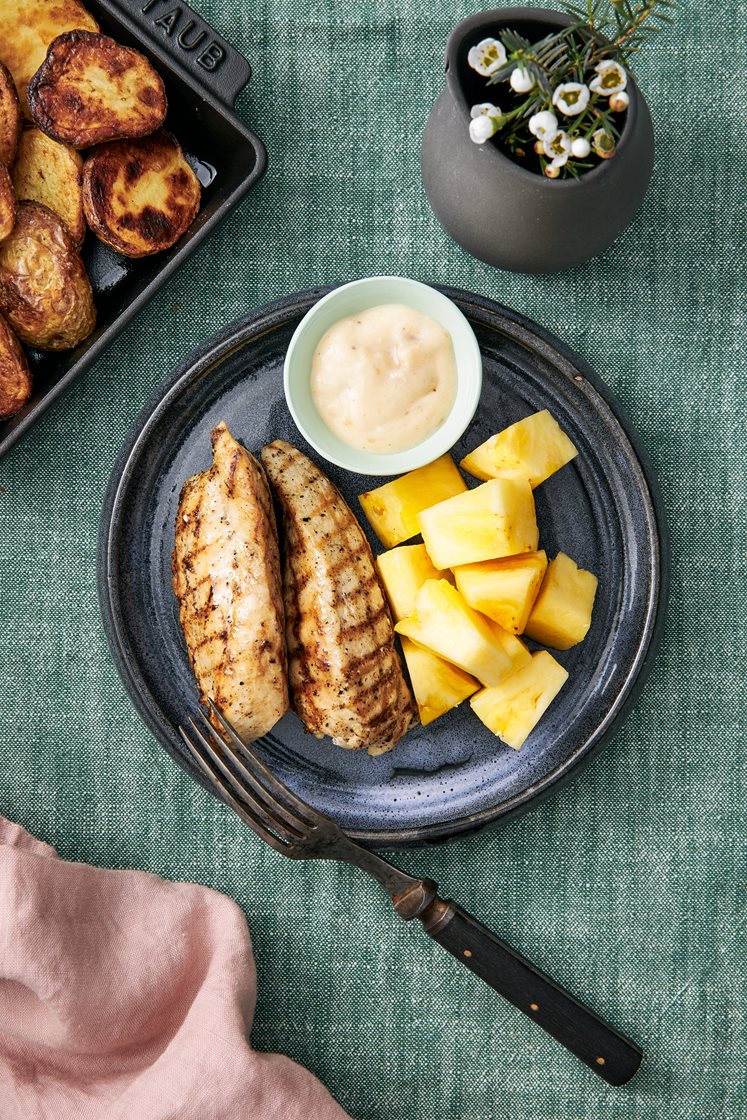 Grillad kycklingfilé med tropisk mangodipp och ananas