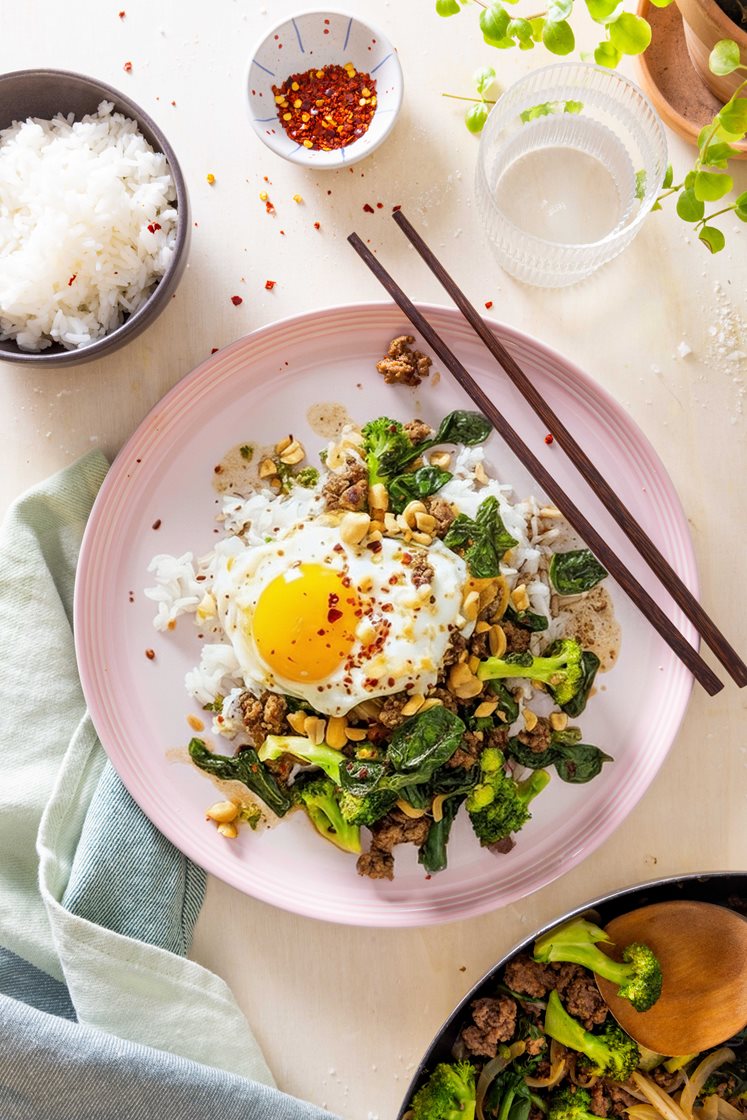 Pad Kra Pao med fersk basilikum, brokkoli, spinat og peanøtter