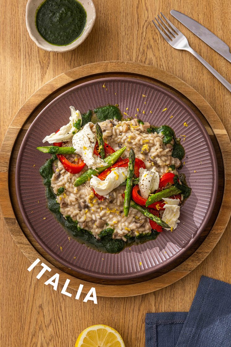Sopprisotto med grønne asparges og paprika, hvitløksolje og fersk mozzarella 
