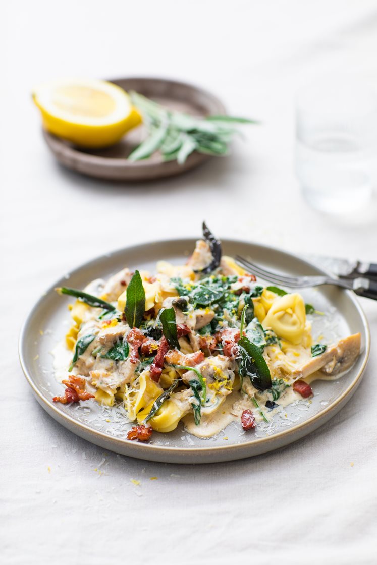 Tortelloni med skinke og ost, sjampinjong i kremet spinatsaus, sprøstekt bacon og salvie