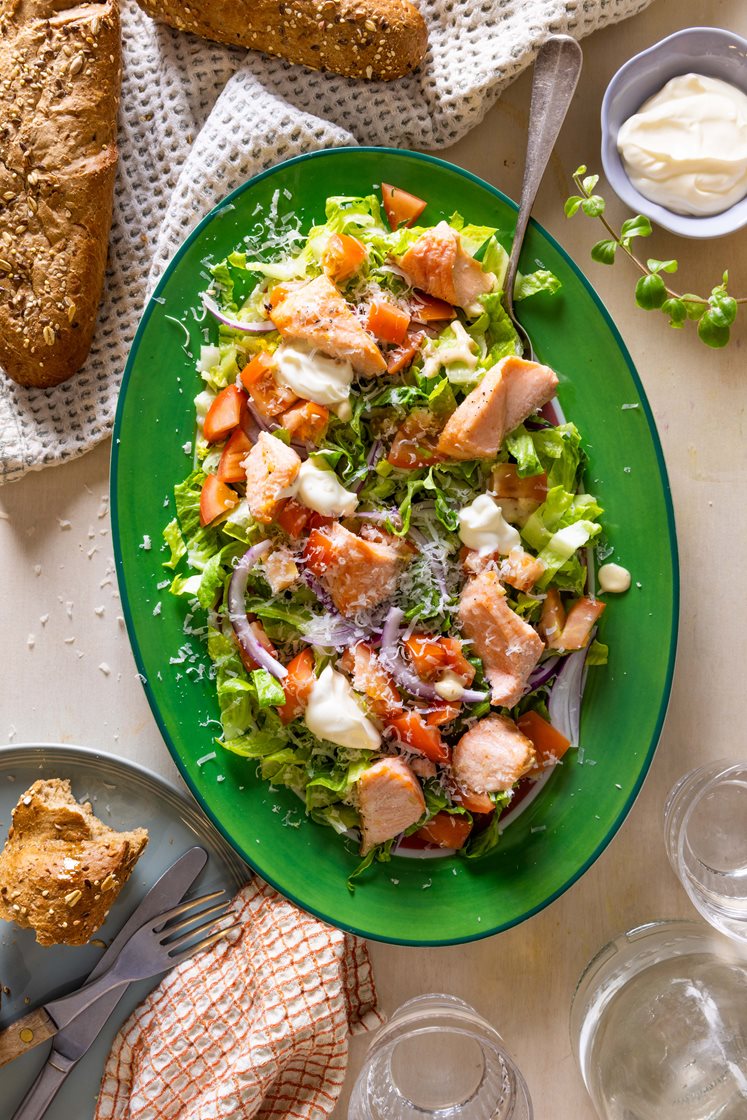 Salat med krydderbakt laks, rømme og nystekte bagetter