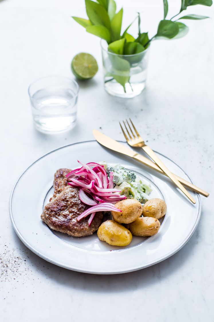 Karbonader med kremet brokkolisalat og ovnsbakte småpoteter