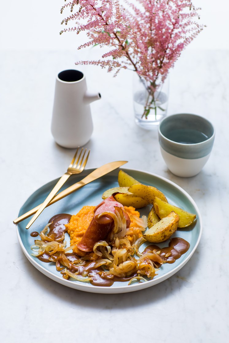 Vossakorv med karamelisert løk, rotmos, ovnsbakte poteter og brun saus