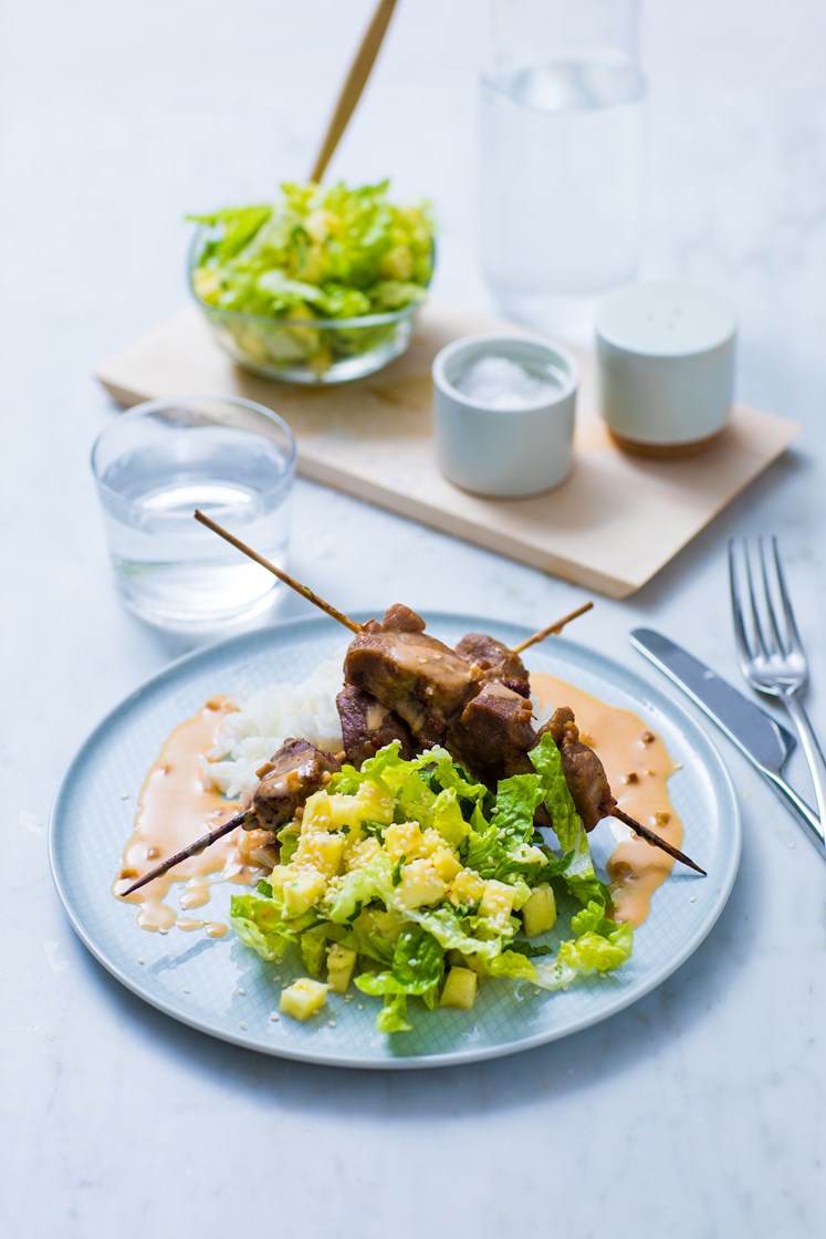 Svinesatay med ananassalat og jasminris