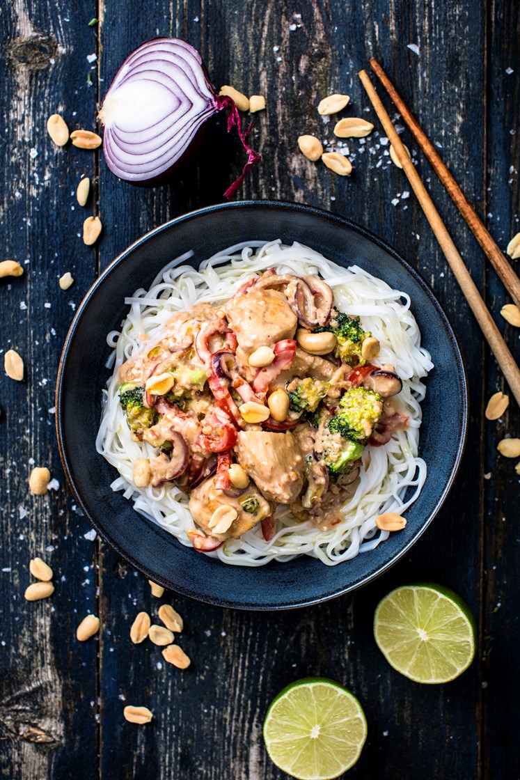 Kyllingwok med brokkoli, rødløk, paprika, risnudler og cashew- og peanøttsaus