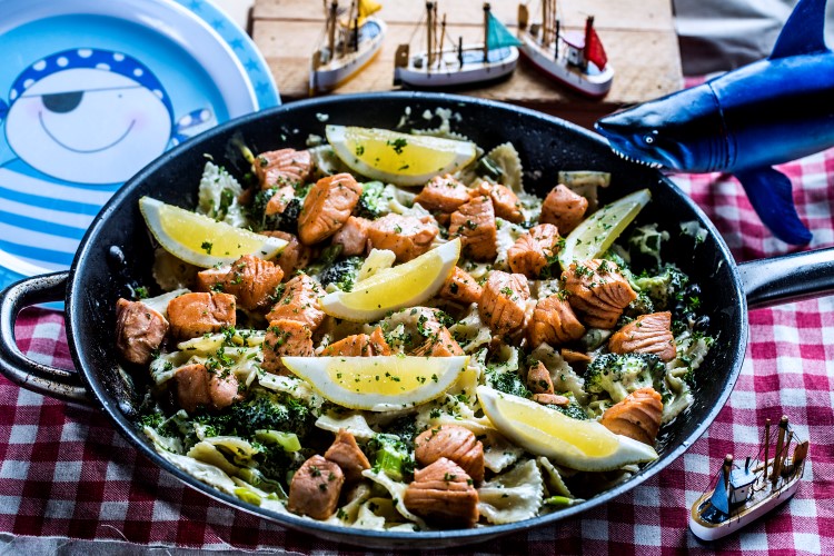Kremet pasta med laks og brokkoli