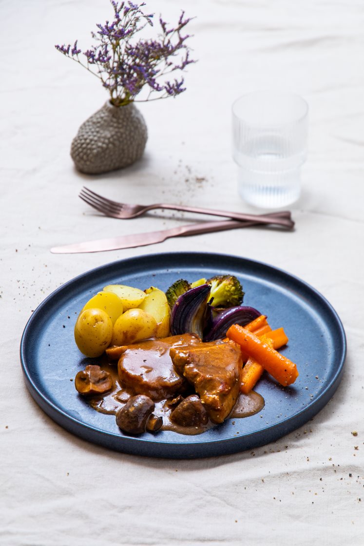 Svinekam i steinsoppsaus, med kokte poteter og ovnsbakte grønnsaker