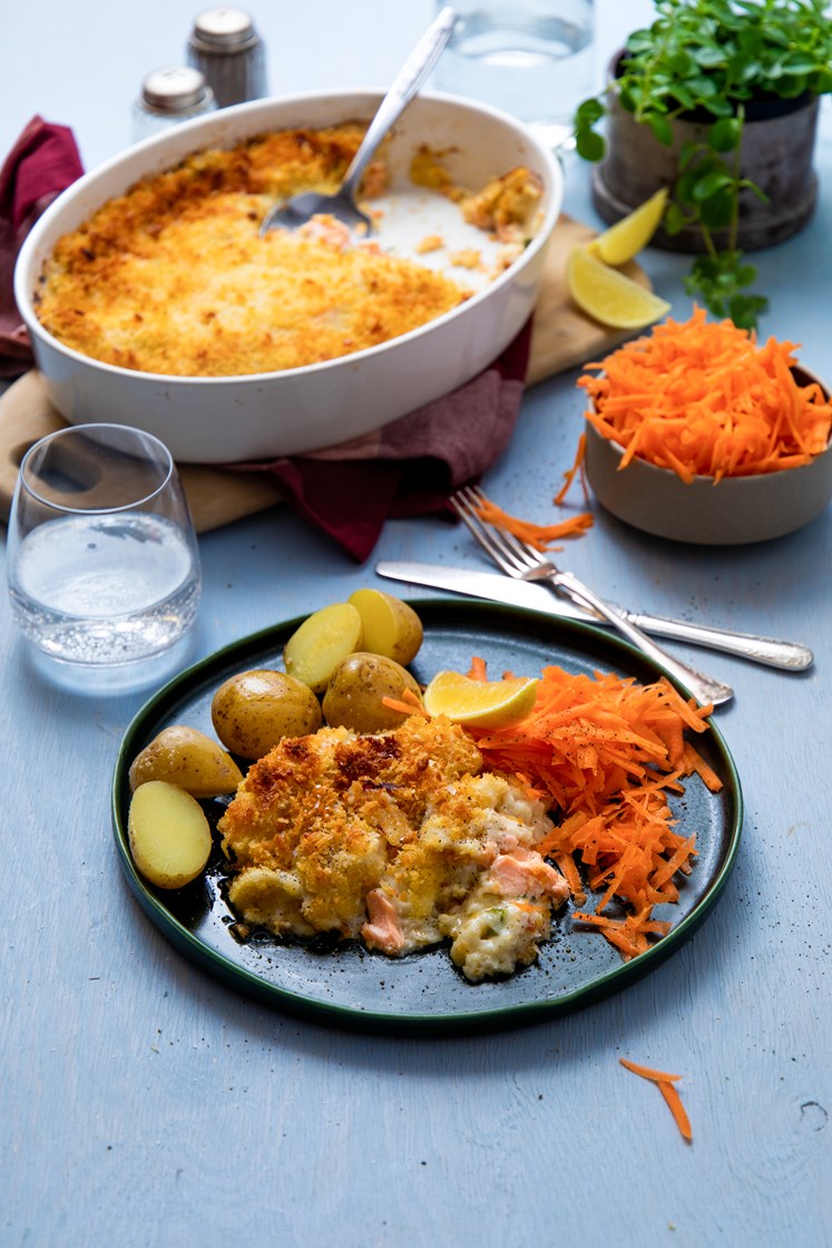 Laksegrateng med råkost og kokte poteter