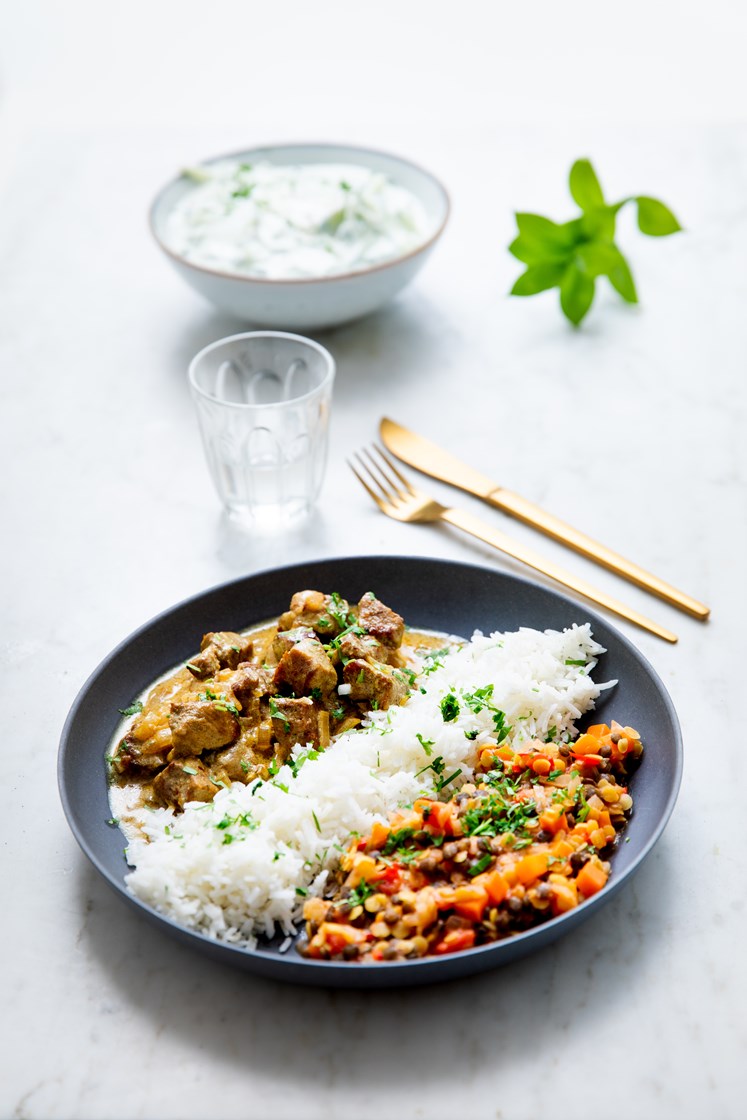 Karrikrydret svin i kokosmelk med daal, basmatiris, agurkyoghurt og koriander