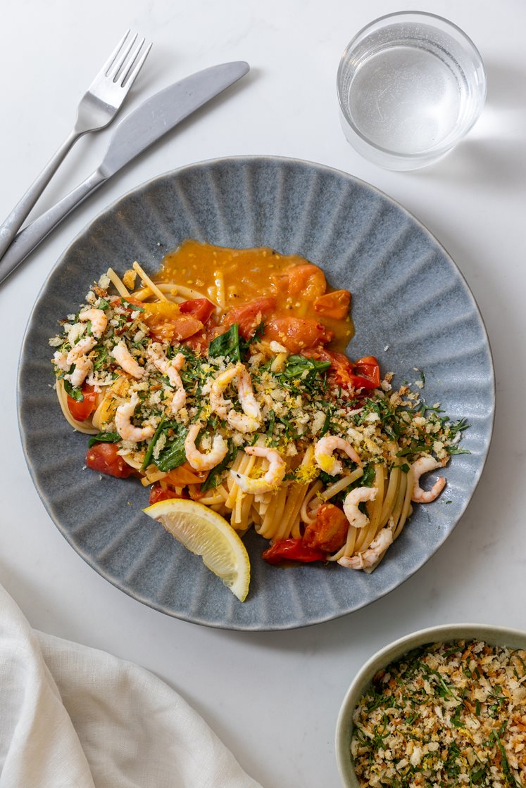 Pasta i hjemmelaget tomatsaus med sprø gremolata og hvitløksmarinerte reker