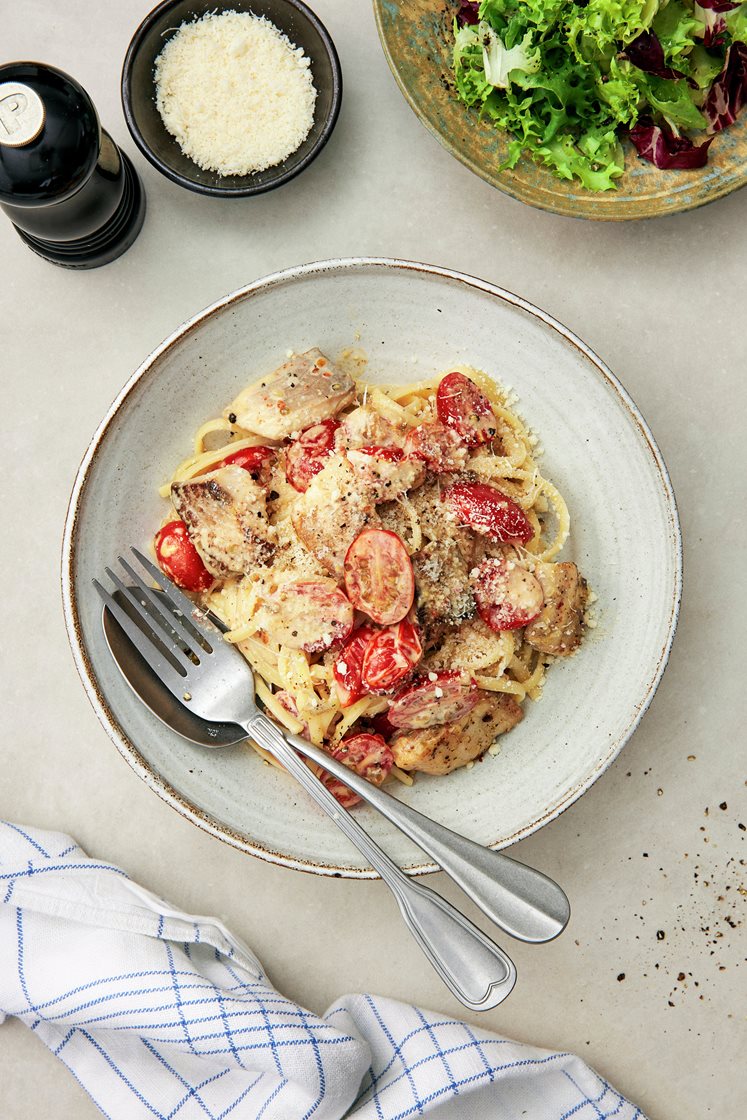 Krämig linguine med rödstrimma, cocktailtomater och parmesan