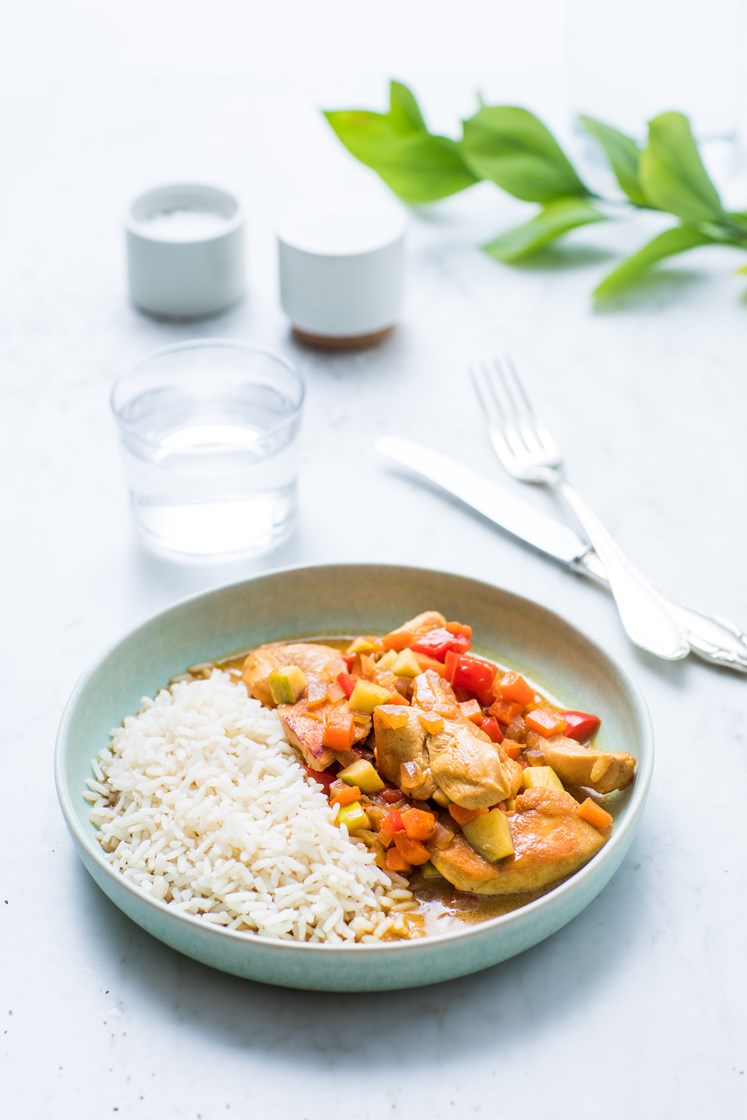 Karrigryte med kylling og paprika, servert med glutenfritt brød