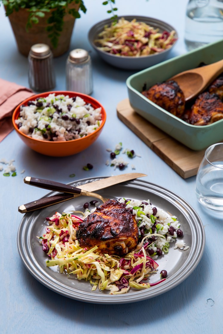 Karibisk kylling med kokosris og råmarinert kålsalat