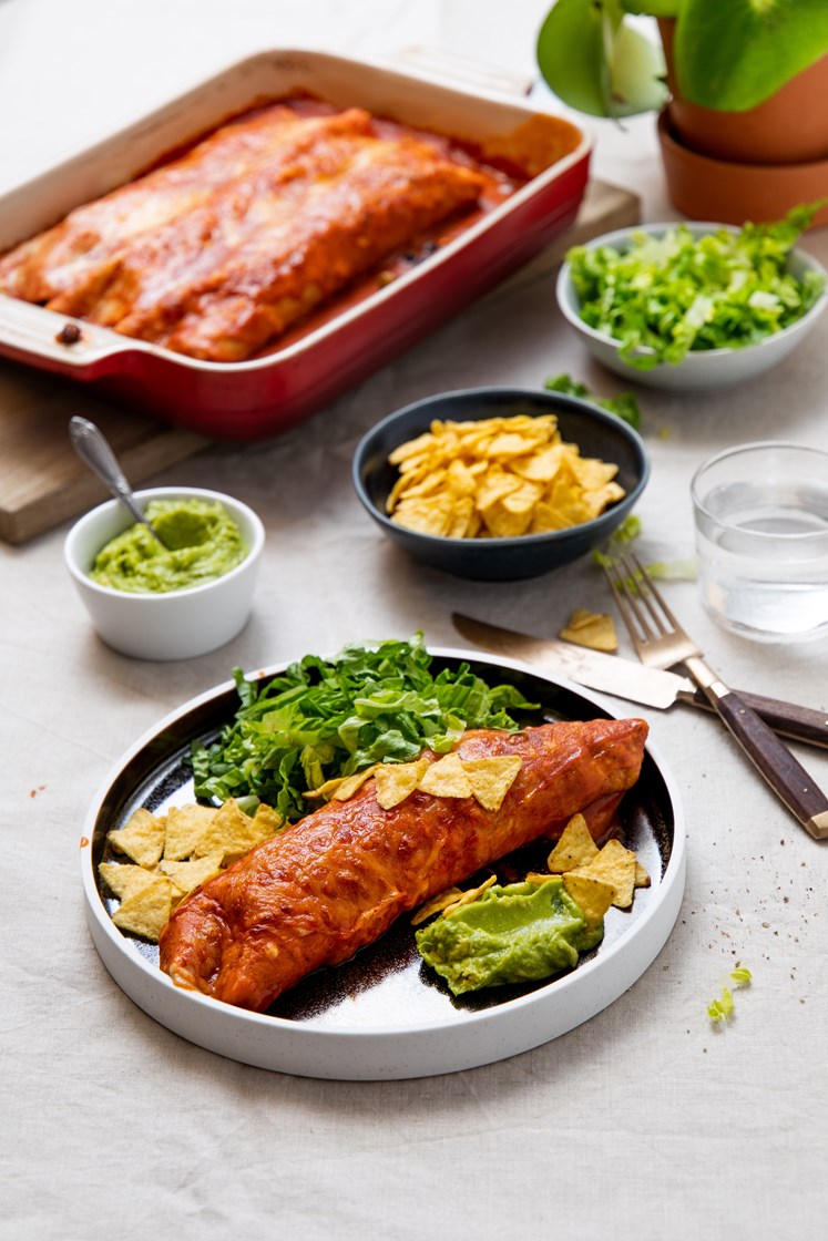 Enchiladas med svarte bønner, koriander og tortillachips